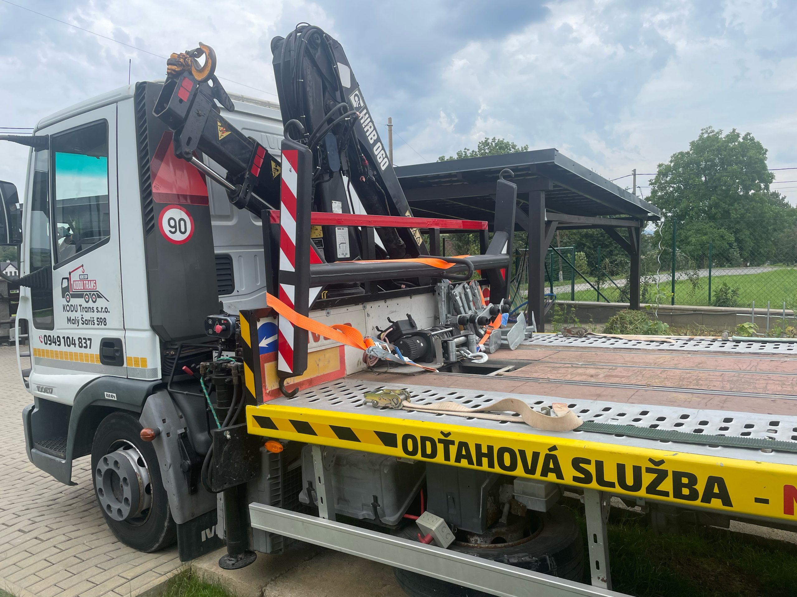 Nakládame a vykladáme modernými metódami: <b> pomocou navijákov a hydraulických rúk zdvihneme až 3400 kg. </b>